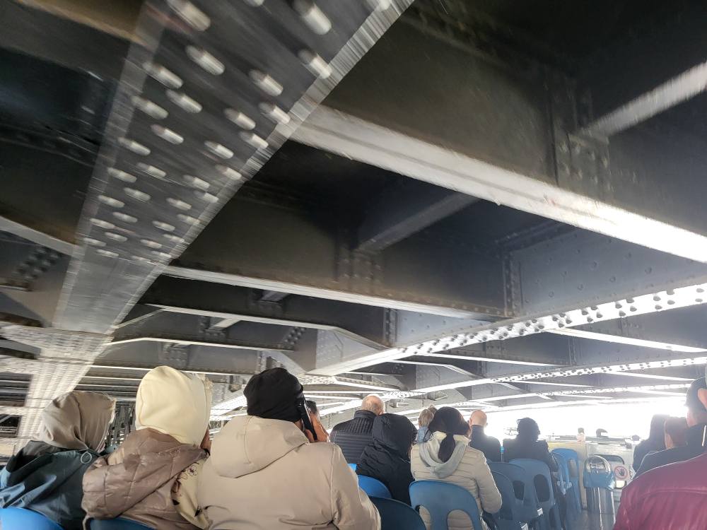 zdjęcie przedstawia seniorów w zwiedzających Berlin podczas rejsu po Szprewie