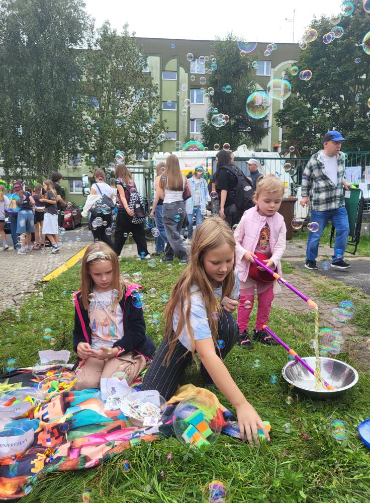 zdjęcie przedstawia uczestników imprezy plenerowej "Pożegnanie lata" na osiedlu Bukowym