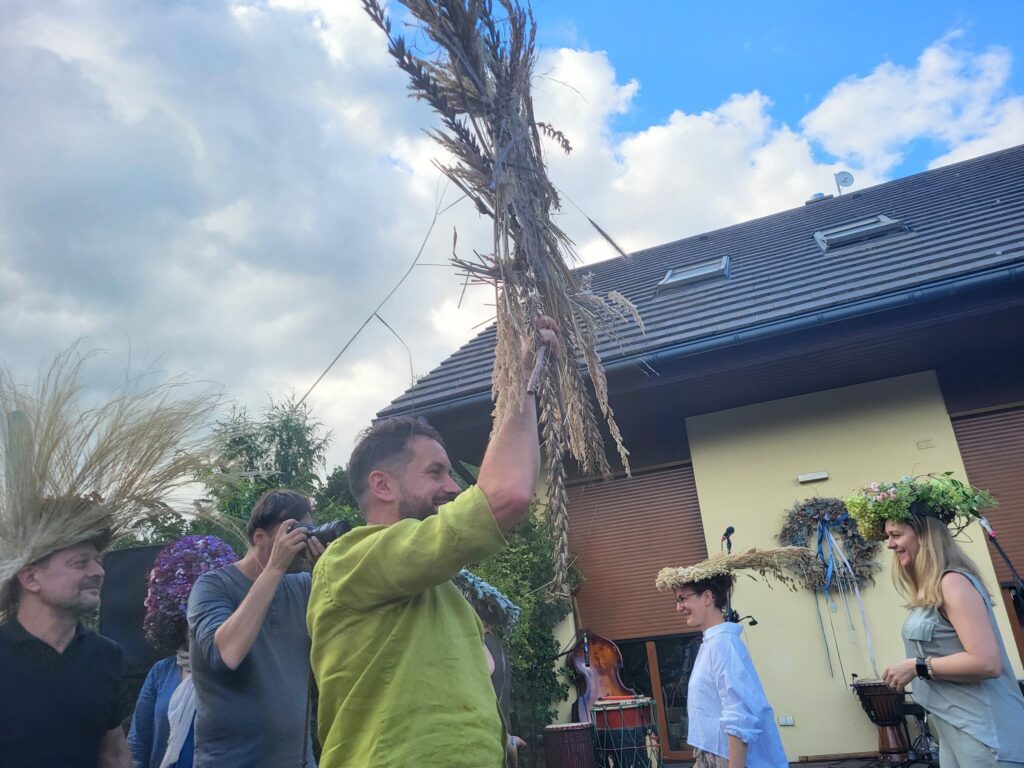 zdjęcie przedstawia uczestników V Plenerowej Wystawy Inspirowanej Land Artem w Dołujach k. Szczecina