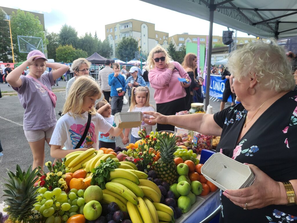 zdjęcie przedstawia uczestników imprezy plenerowej "Pożegnanie lata" na osiedlu Bukowym