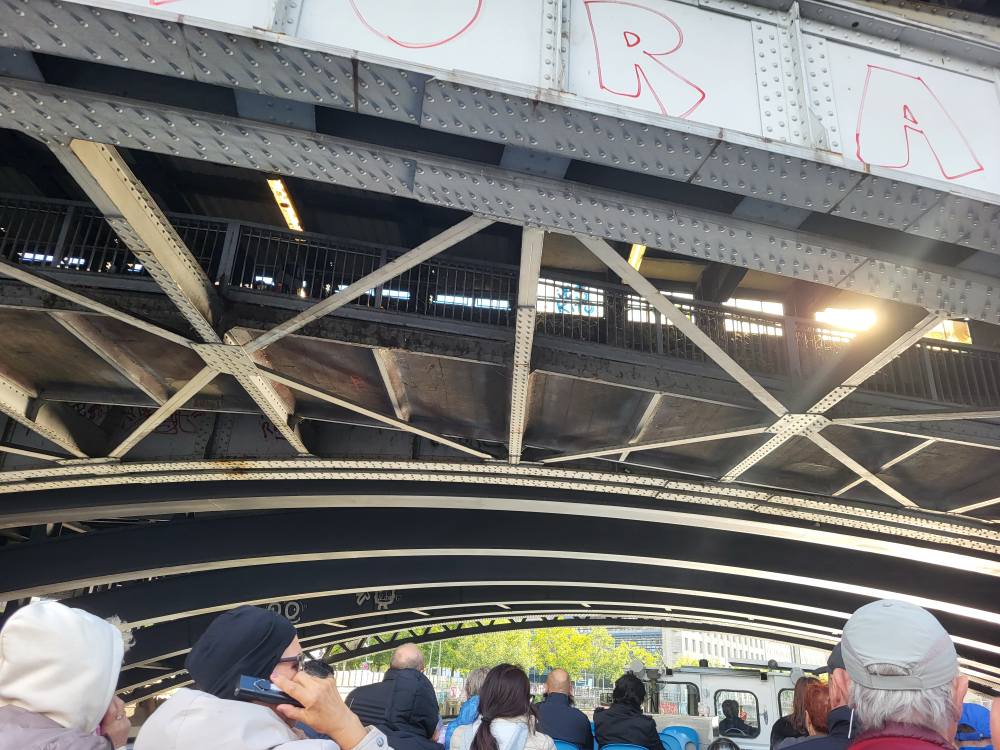 zdjęcie przedstawia seniorów w zwiedzających Berlin podczas rejsu po Szprewie