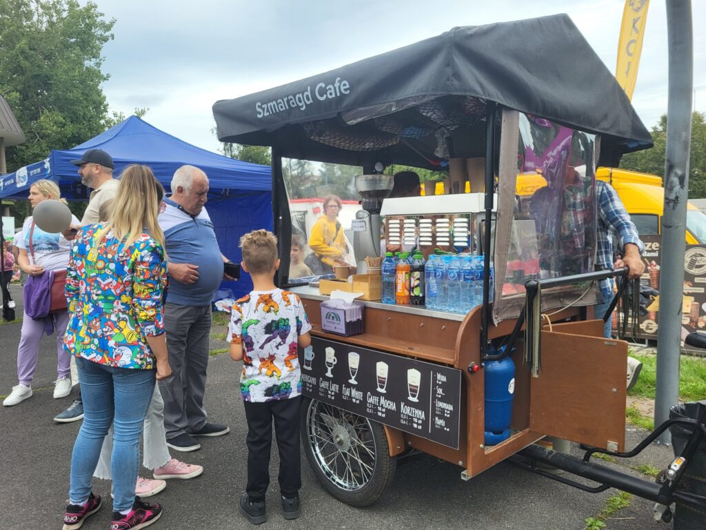 zdjęcie przedstawia uczestników imprezy plenerowej "Pożegnanie lata" na osiedlu Bukowym