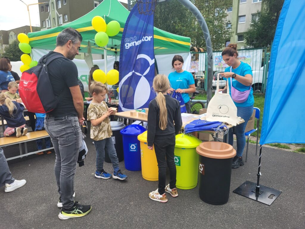zdjęcie przedstawia uczestników imprezy plenerowej "Pożegnanie lata" na osiedlu Bukowym