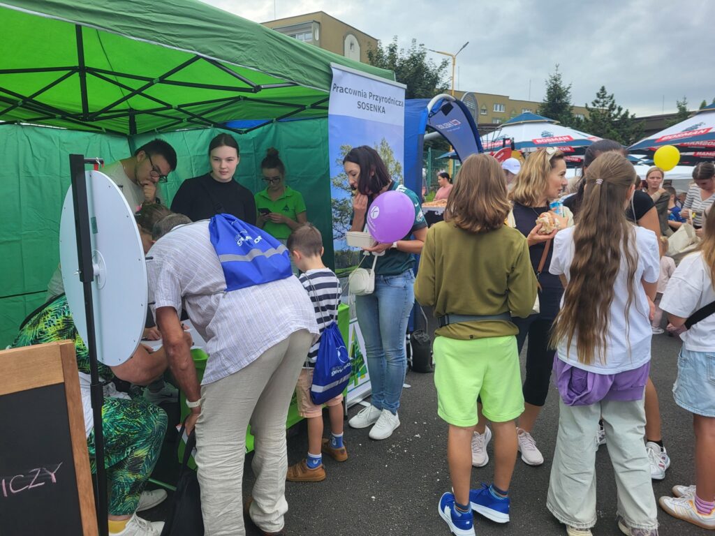 zdjęcie przedstawia uczestników imprezy plenerowej "Pożegnanie lata" na osiedlu Bukowym