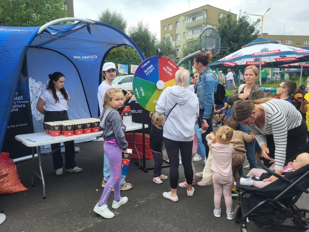 zdjęcie przedstawia uczestników imprezy plenerowej "Pożegnanie lata" na osiedlu Bukowym