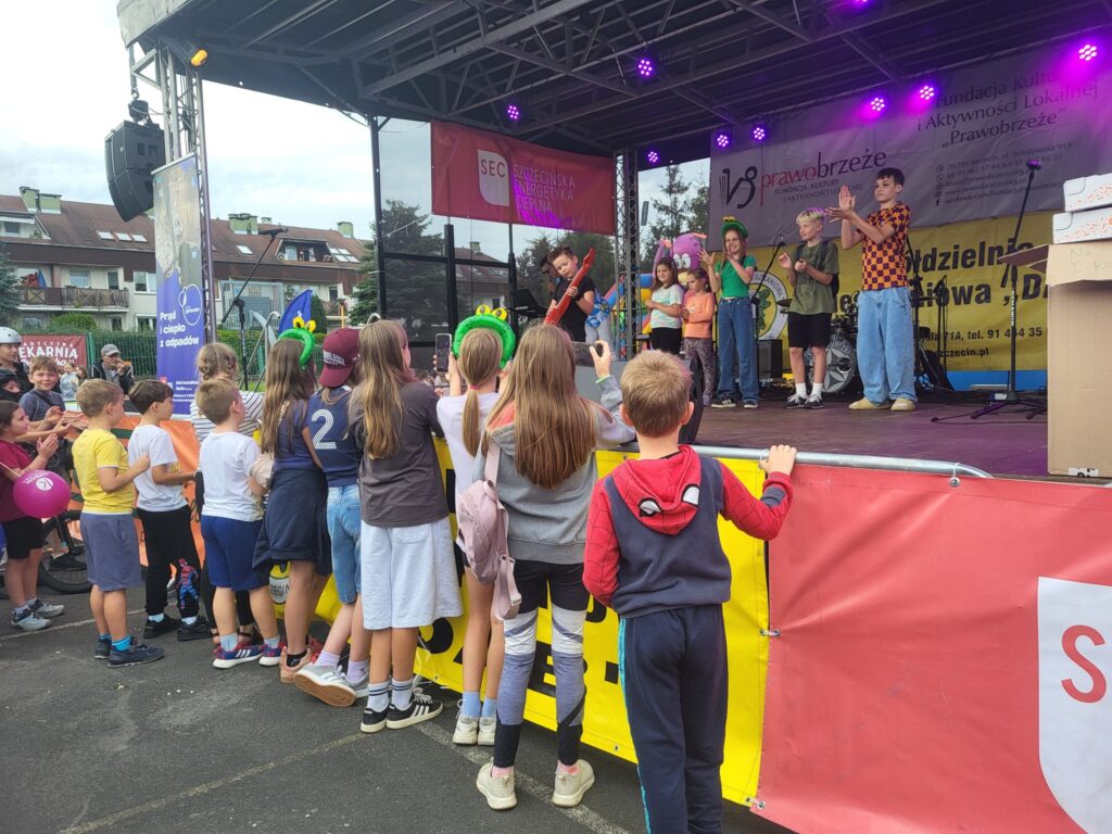 zdjęcie przedstawia uczestników imprezy plenerowej "Pożegnanie lata" na osiedlu Bukowym