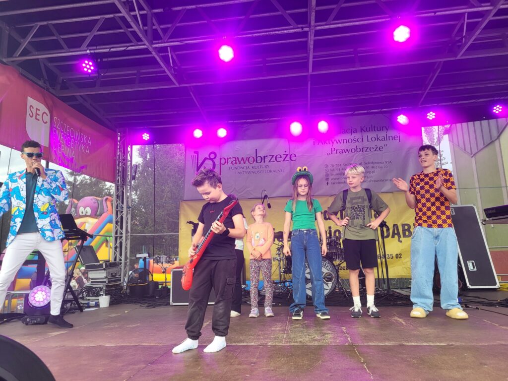 zdjęcie przedstawia uczestników imprezy plenerowej "Pożegnanie lata" na osiedlu Bukowym