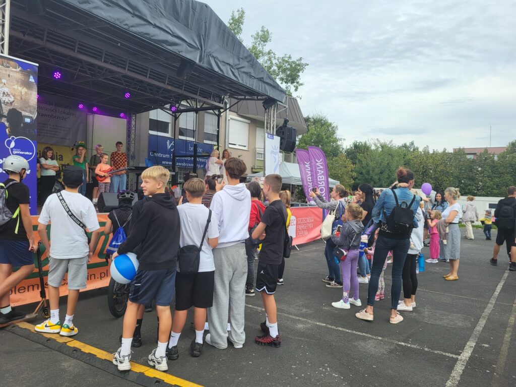 zdjęcie przedstawia uczestników imprezy plenerowej "Pożegnanie lata" na osiedlu Bukowym