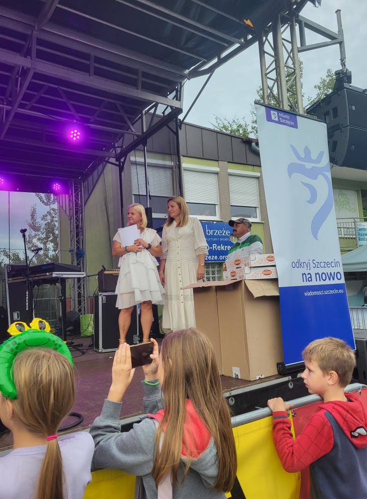 zdjęcie przedstawia uczestników imprezy plenerowej "Pożegnanie lata" na osiedlu Bukowym