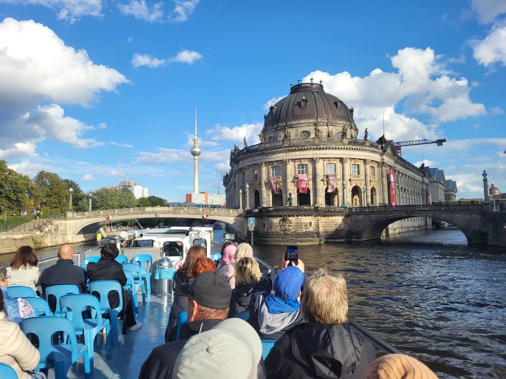 zdjęcie przedstawia seniorów w zwiedzających Berlin podczas rejsu po Szprewie