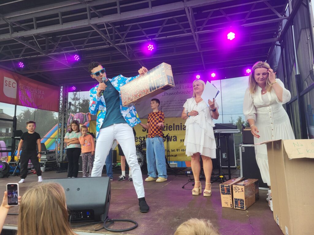 zdjęcie przedstawia uczestników imprezy plenerowej "Pożegnanie lata" na osiedlu Bukowym