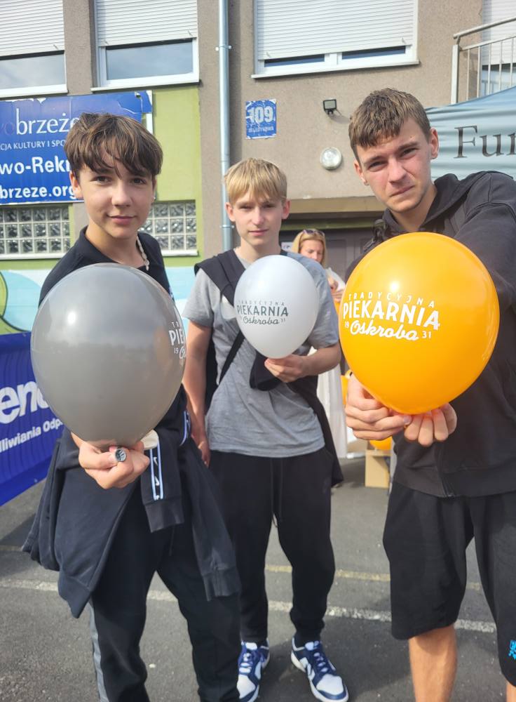 zdjęcie przedstawia uczestników imprezy plenerowej "Pożegnanie lata" na osiedlu Bukowym