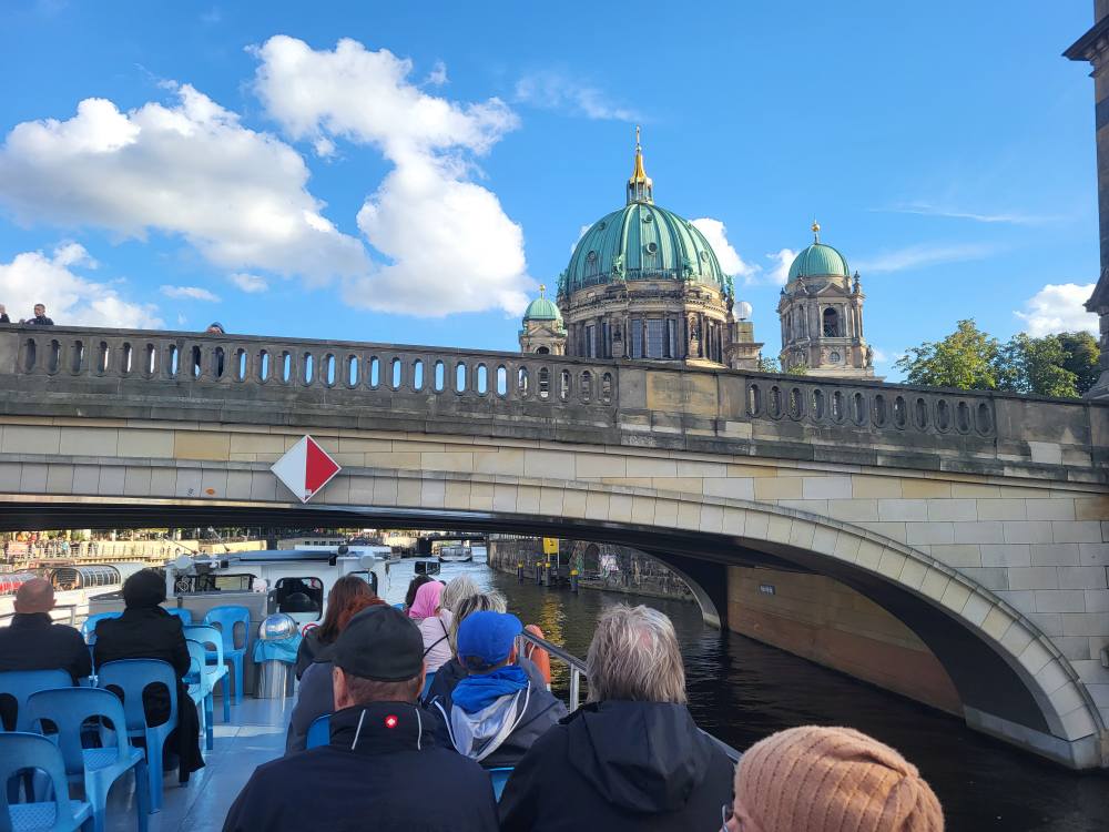 zdjęcie przedstawia seniorów w zwiedzających Berlin podczas rejsu po Szprewie