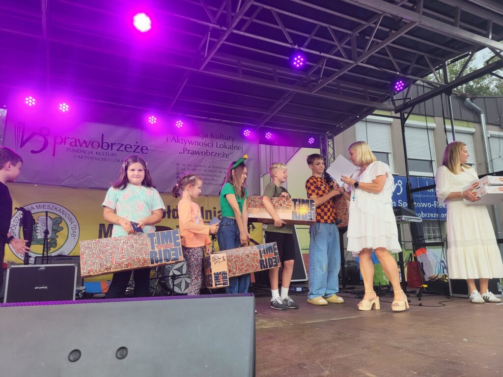 zdjęcie przedstawia uczestników imprezy plenerowej "Pożegnanie lata" na osiedlu Bukowym