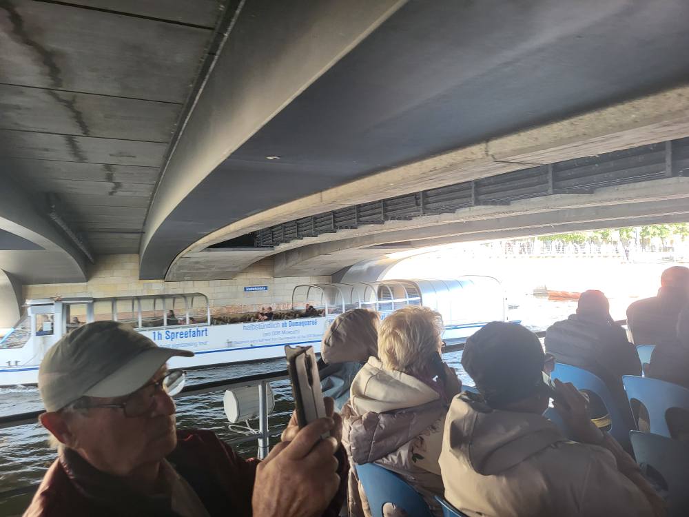 zdjęcie przedstawia seniorów w zwiedzających Berlin podczas rejsu po Szprewie