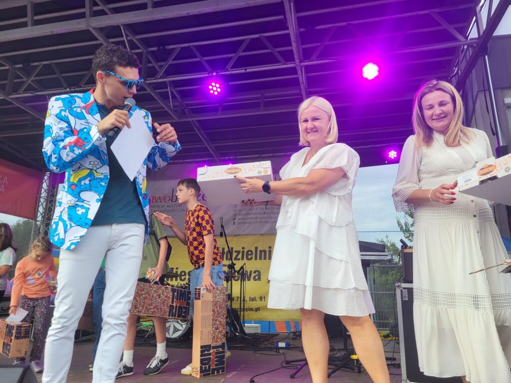 zdjęcie przedstawia uczestników imprezy plenerowej "Pożegnanie lata" na osiedlu Bukowym