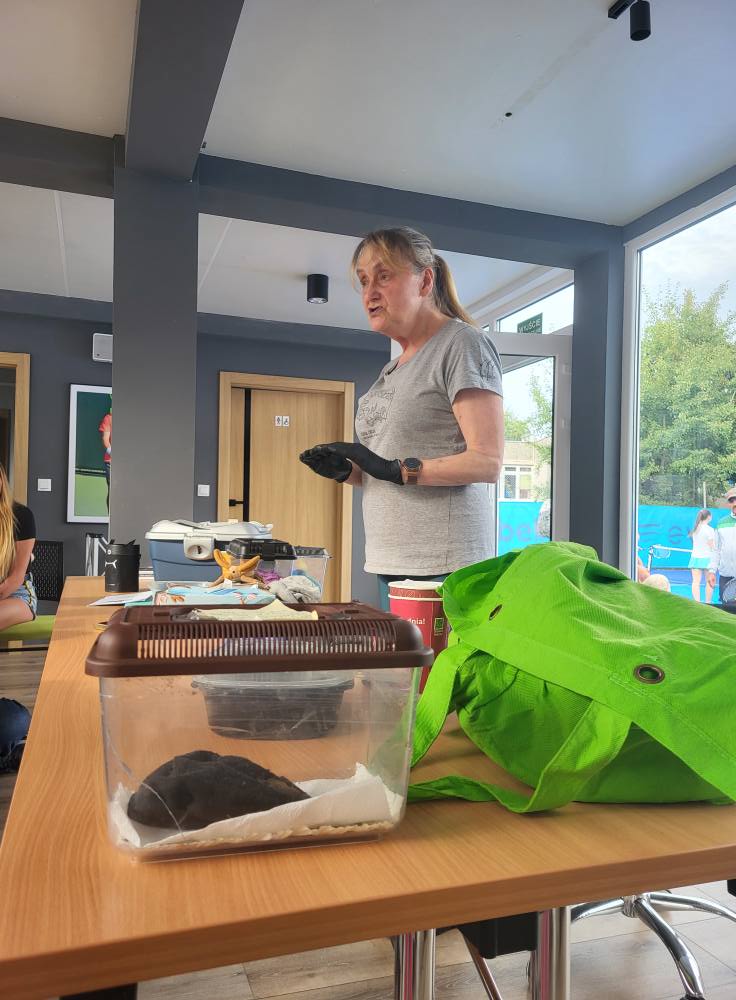 zdjęcie przedstawia uczestników imprezy plenerowej "Pożegnanie lata" na osiedlu Bukowym