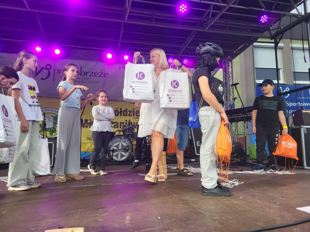 zdjęcie przedstawia uczestników imprezy plenerowej "Pożegnanie lata" na osiedlu Bukowym