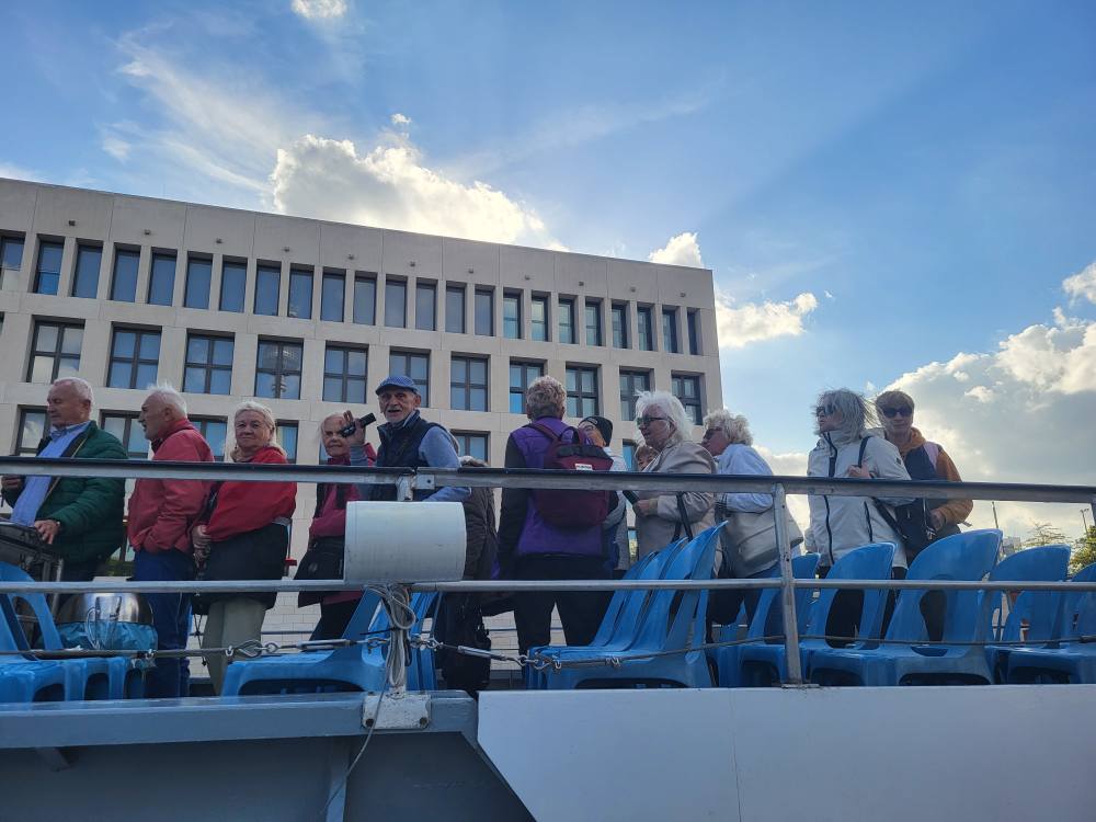 zdjęcie przedstawia seniorów w zwiedzających Berlin 