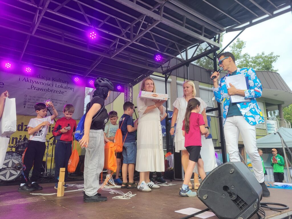 zdjęcie przedstawia uczestników imprezy plenerowej "Pożegnanie lata" na osiedlu Bukowym