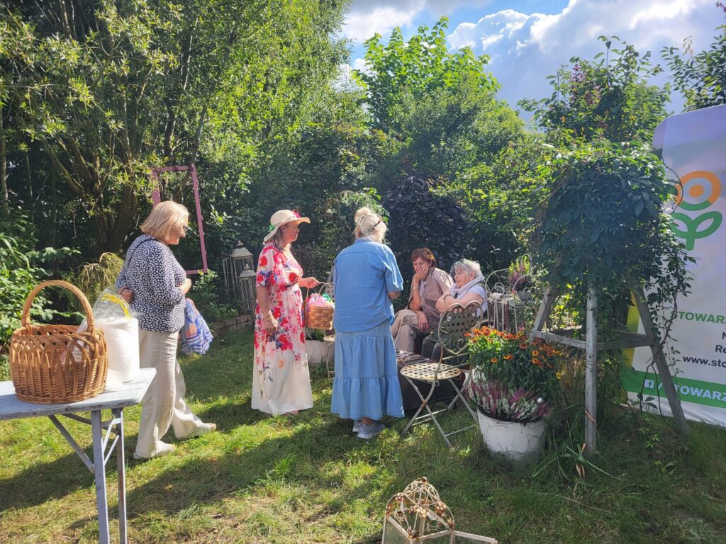 zdjęcie przedstawia uczestników V Plenerowej Wystawy Inspirowanej Land Artem w Dołujach k. Szczecina