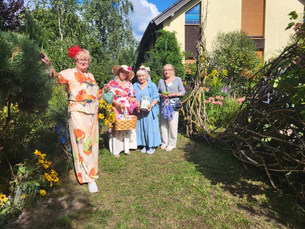 zdjęcie przedstawia uczestników V Plenerowej Wystawy Inspirowanej Land Artem w Dołujach k. Szczecina