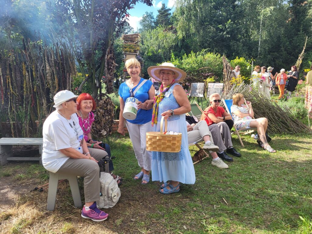 zdjęcie przedstawia uczestników V Plenerowej Wystawy Inspirowanej Land Artem w Dołujach k. Szczecina