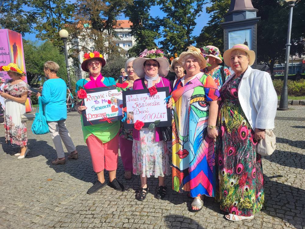 zdjęcie przedstawia uczestników Korowodu Barwnych Kapeluszy
Fot. Małgorzata Wrzosińska
