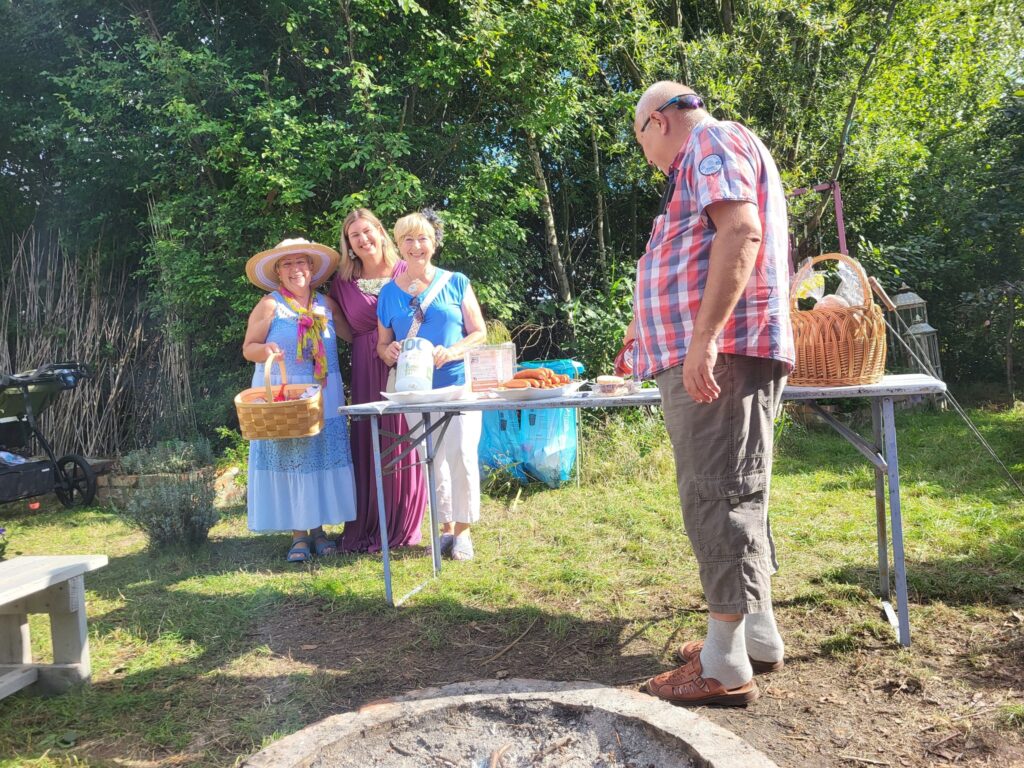 zdjęcie przedstawia uczestników V Plenerowej Wystawy Inspirowanej Land Artem w Dołujach k. Szczecina