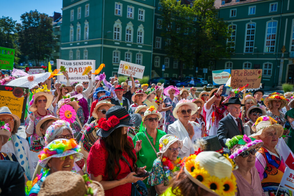 zdjęcie przedstawia uczestników Korowodu Barwnych Kapeluszy
Fot. Szczecin Floating Garden