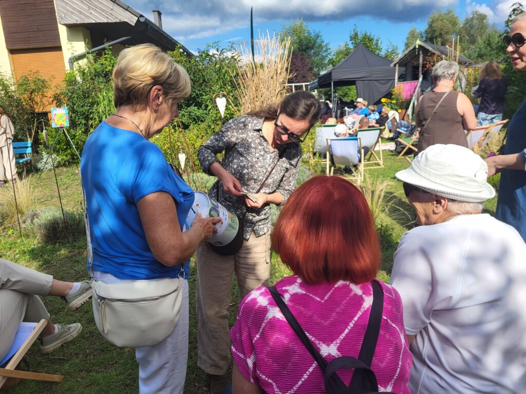 zdjęcie przedstawia uczestników V Plenerowej Wystawy Inspirowanej Land Artem w Dołujach k. Szczecina