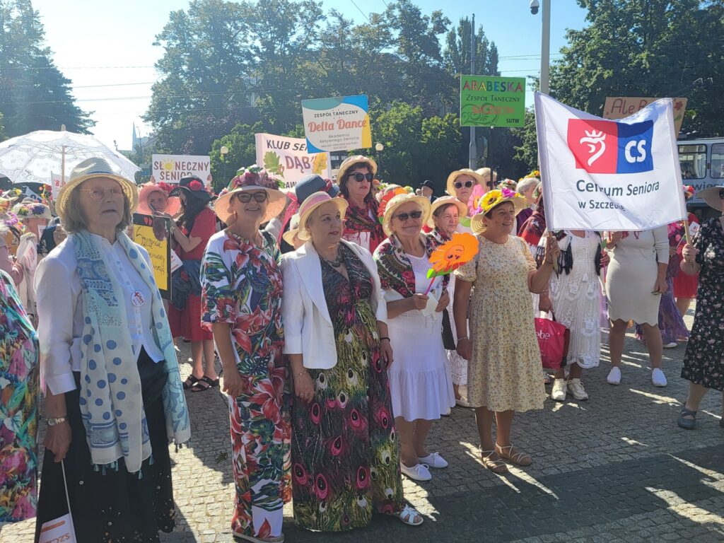 zdjęcie przedstawia uczestników Korowodu Barwnych Kapeluszy
Fot. Małgorzata Wrzosińska