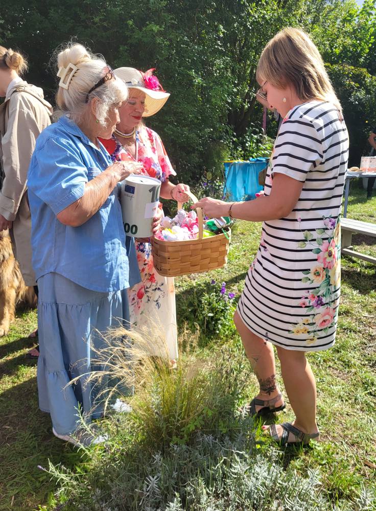 zdjęcie przedstawia uczestników V Plenerowej Wystawy Inspirowanej Land Artem w Dołujach k. Szczecina