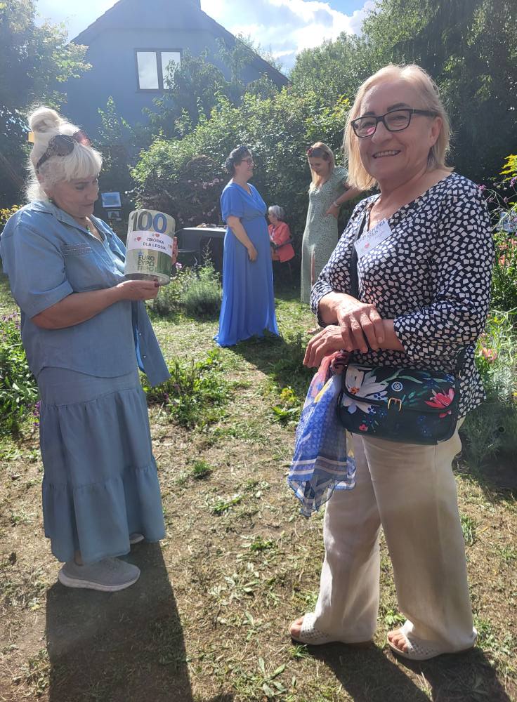 zdjęcie przedstawia uczestników V Plenerowej Wystawy Inspirowanej Land Artem w Dołujach k. Szczecina
