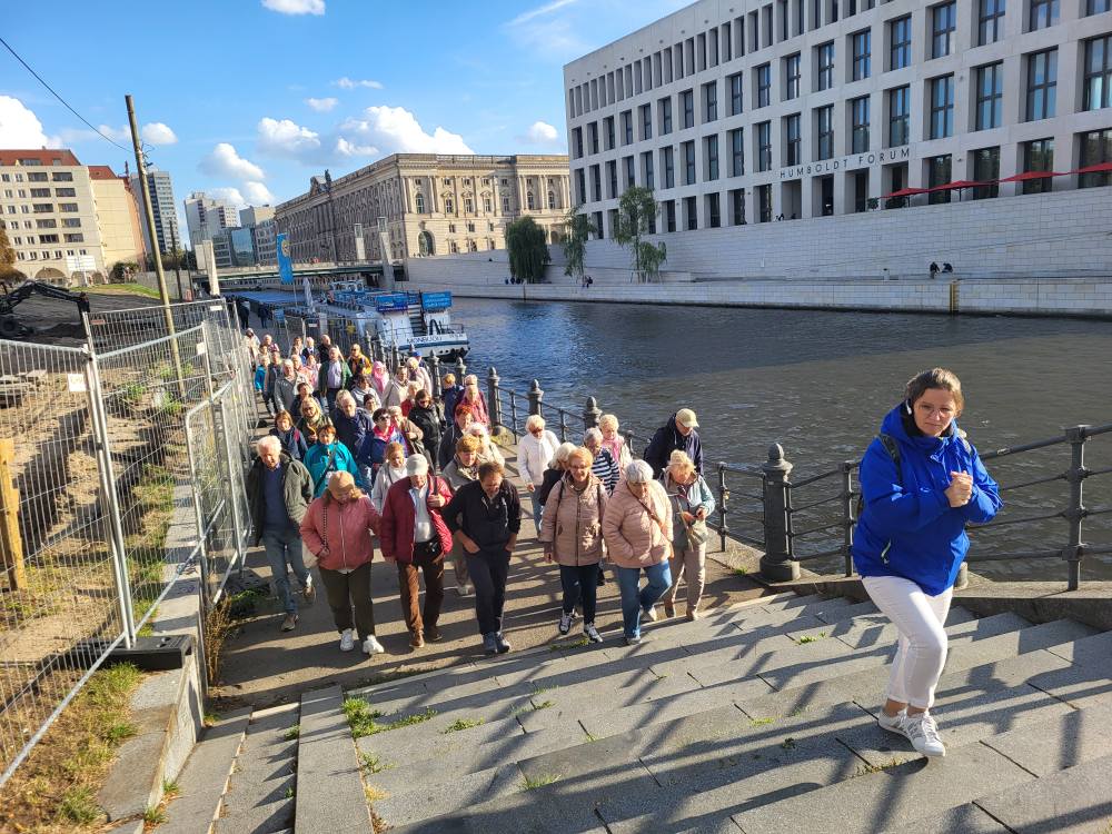 zdjęcie przedstawia seniorów w zwiedzających Berlin 