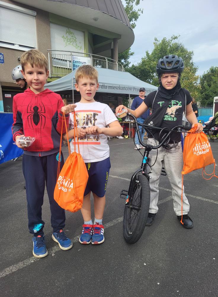 zdjęcie przedstawia uczestników imprezy plenerowej "Pożegnanie lata" na osiedlu Bukowym