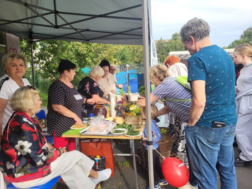 zdjęcie przedstawia uczestników imprezy plenerowej "Pożegnanie lata" na osiedlu Bukowym