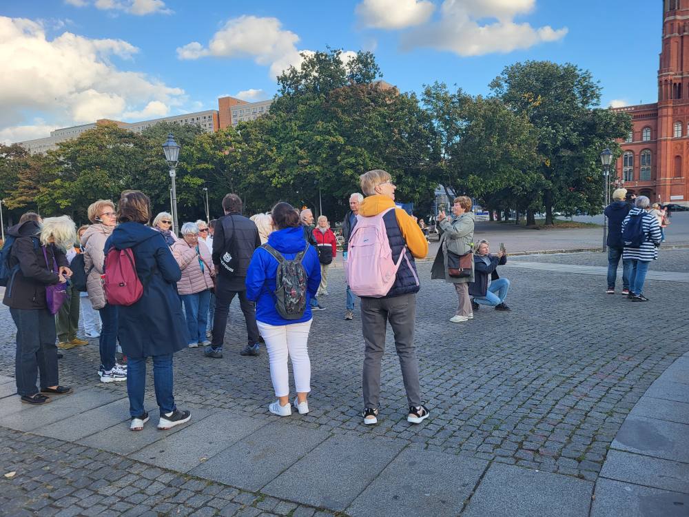 zdjęcie przedstawia seniorów w zwiedzających Berlin 