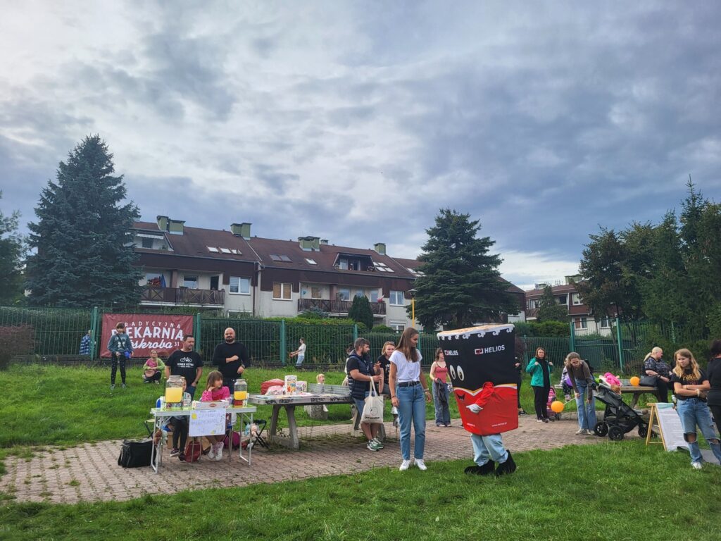 zdjęcie przedstawia uczestników imprezy plenerowej "Pożegnanie lata" na osiedlu Bukowym