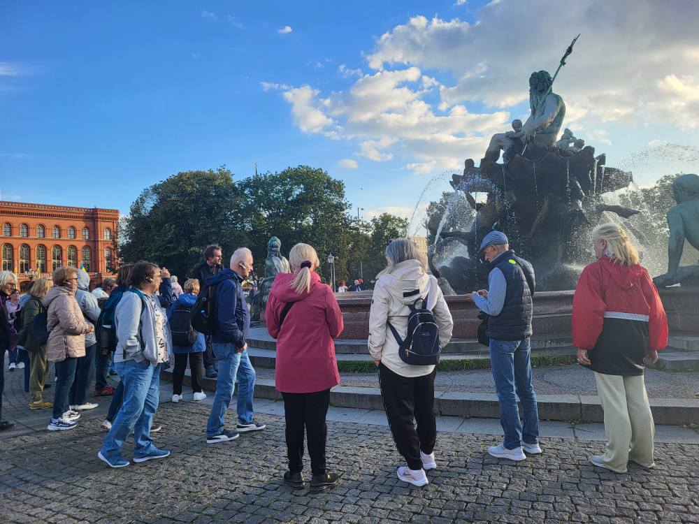 zdjęcie przedstawia seniorów w zwiedzających Berlin 
