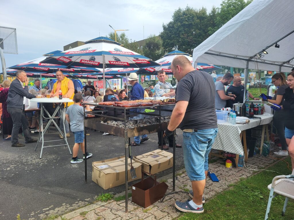 zdjęcie przedstawia uczestników imprezy plenerowej "Pożegnanie lata" na osiedlu Bukowym