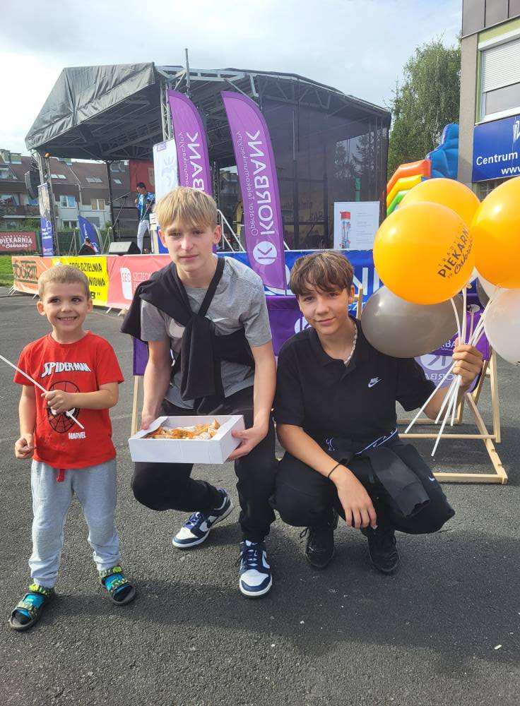 zdjęcie przedstawia uczestników imprezy plenerowej "Pożegnanie lata" na osiedlu Bukowym