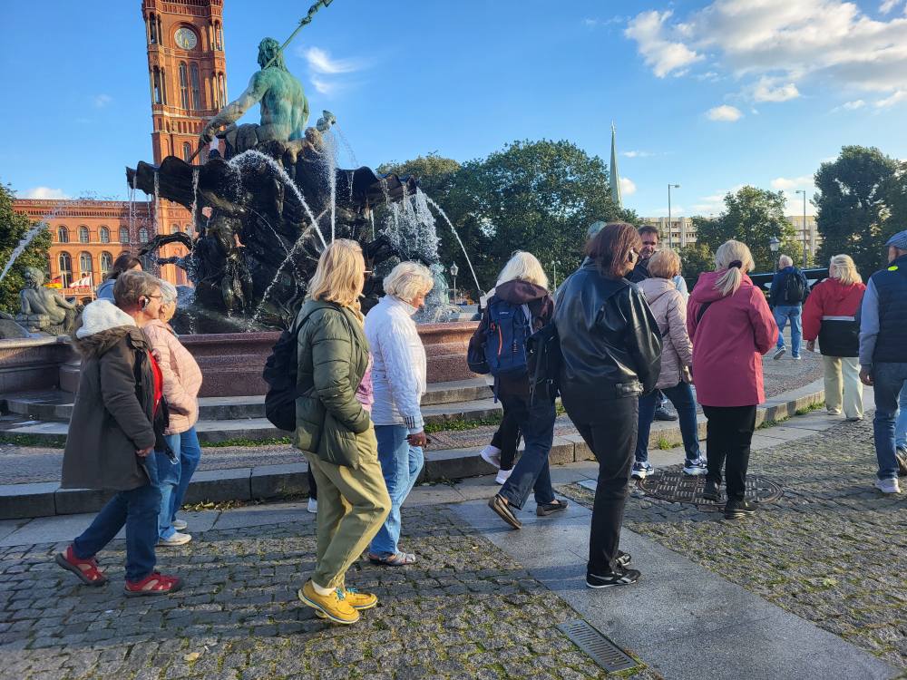 zdjęcie przedstawia seniorów w zwiedzających Berlin 