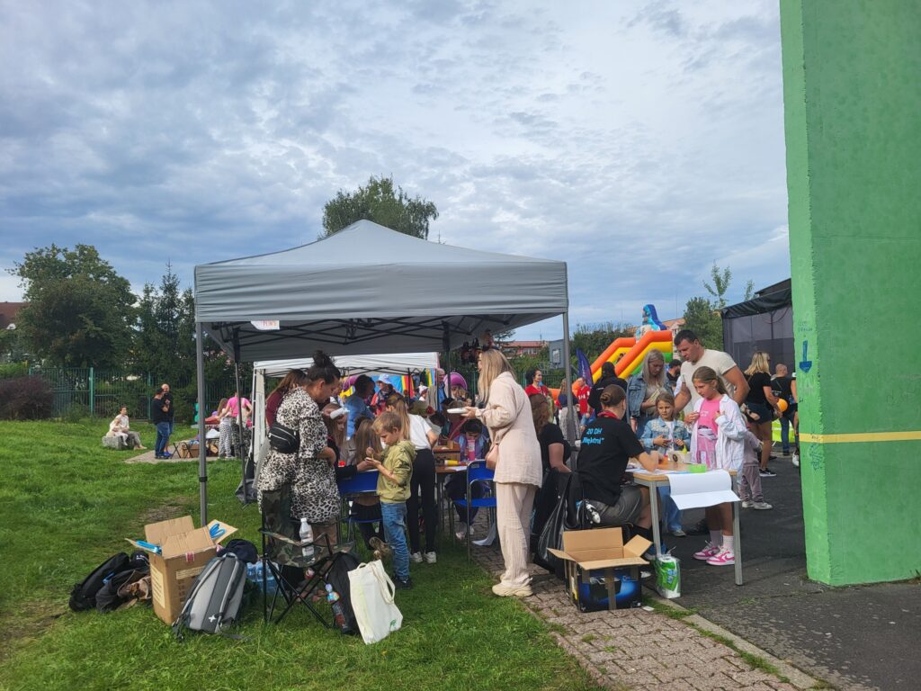 zdjęcie przedstawia uczestników imprezy plenerowej "Pożegnanie lata" na osiedlu Bukowym