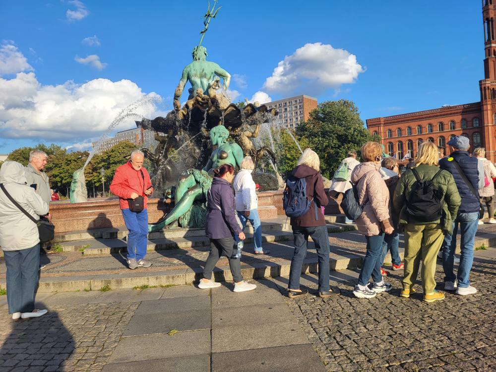zdjęcie przedstawia seniorów w zwiedzających Berlin 