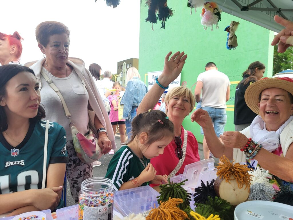 zdjęcie przedstawia uczestników imprezy plenerowej "Pożegnanie lata" na osiedlu Bukowym