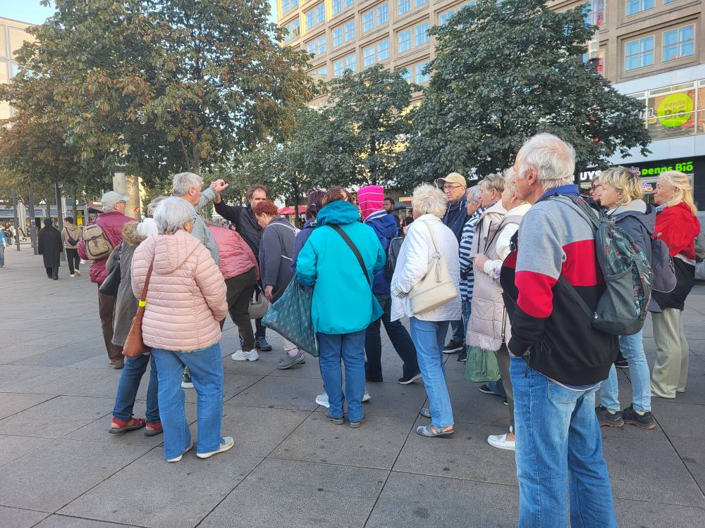 zdjęcie przedstawia seniorów w zwiedzających Berlin 