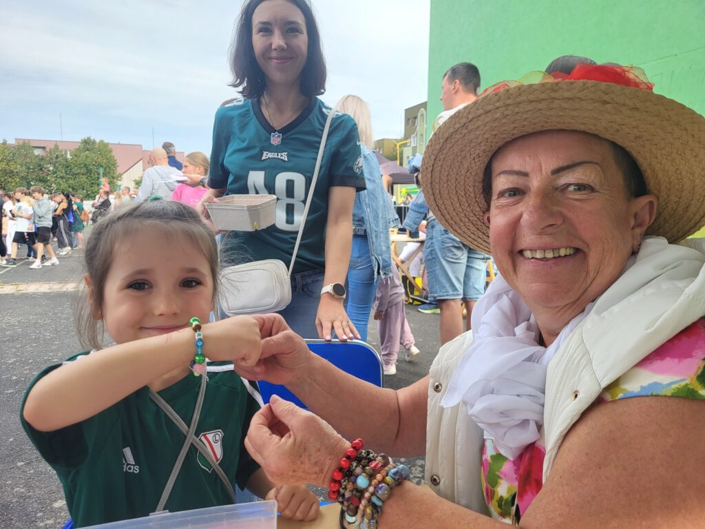 zdjęcie przedstawia uczestników imprezy plenerowej "Pożegnanie lata" na osiedlu Bukowym