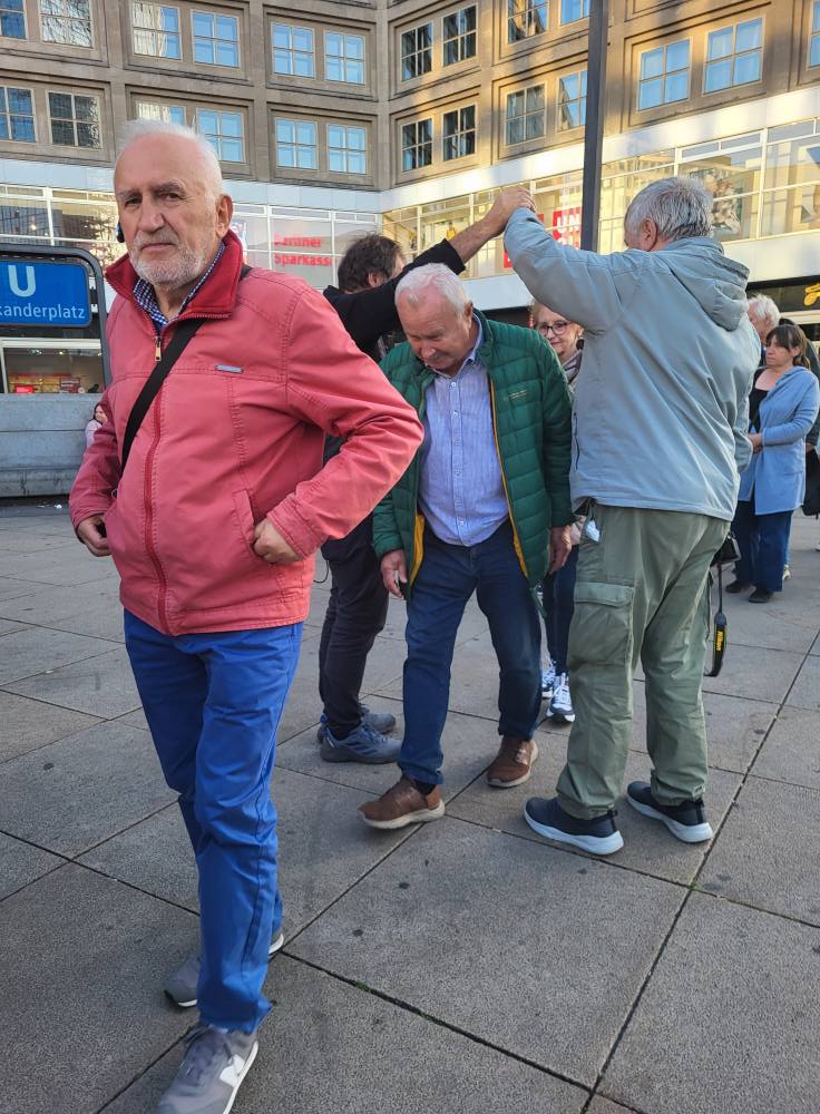 zdjęcie przedstawia seniorów w zwiedzających Berlin 
