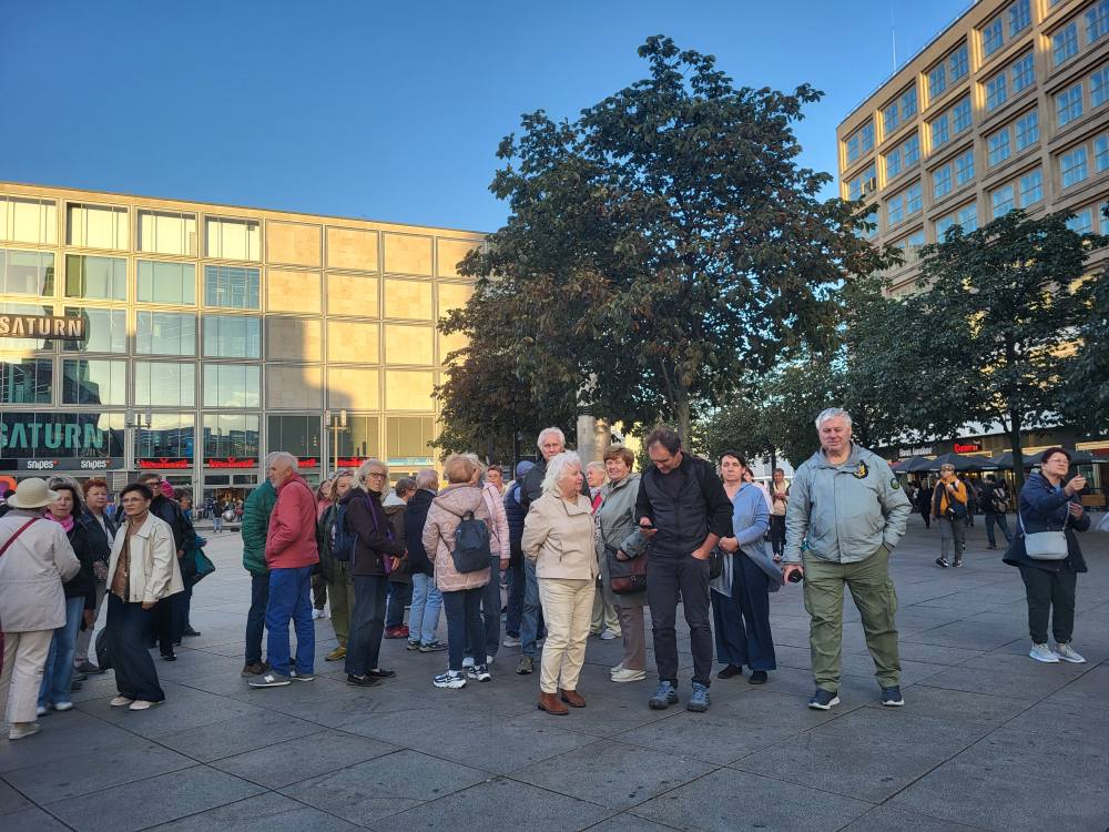 zdjęcie przedstawia seniorów w zwiedzających Berlin 